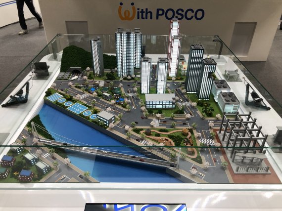 지난 12~15일 서울 코엑스에서 열린 '코리아빌드 건축박람회'에 설치된 포스코 이노빌트(INNOVILT)관에 설치된 이노빌트 월드 모형. 포스코그룹의 프리미엄 강건재가 각종 건축물과 교통 및 상하수도 등 인프라에 사용되고 있음을 한눈에 볼 수 있다.<포스코 사진제공>© 뉴스1