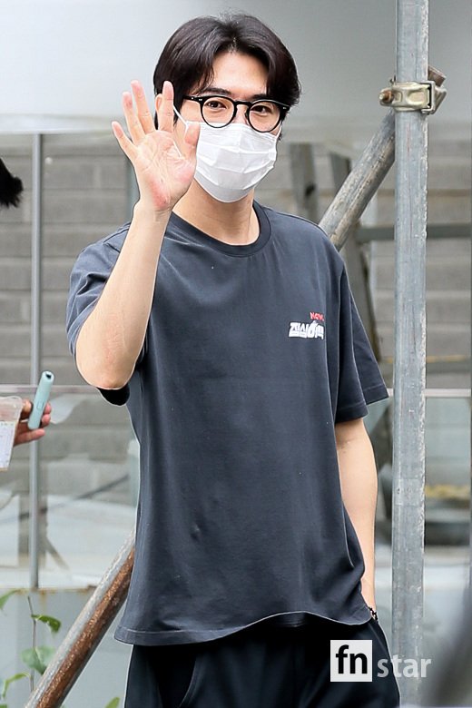 [포토] 데니안, '젠틀하고 스위트한 손인사'