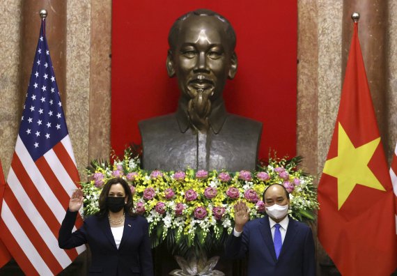 베트남을 방문 중인 카멀라 해리스 미국 부통령(왼쪽)이 응우엔 쑤언 푹 베트남 국가주석과 하노이의 주석궁에서 기념 촬영을 하고 있다. AP뉴시스