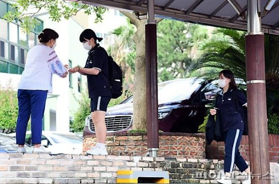 제주시 한라중학교 학생들이 2학기 첫 전면등교를 시작한 2일 교실에 들어가기에 앞서 손 소독을 하고 있다. 2021.08.02 [제주도교육청 제공]