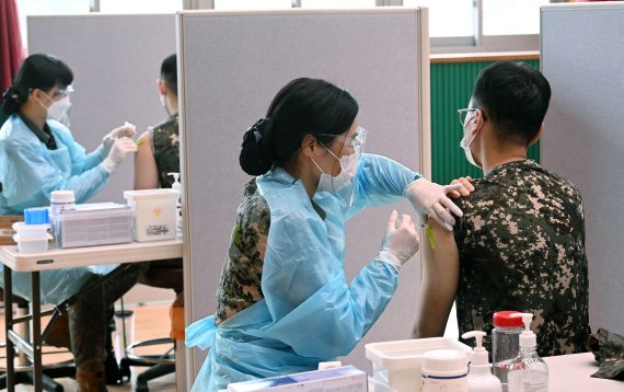 질병관리청 '군 집단면역 정책 실험'..."국방부와 논의 없음" 답변