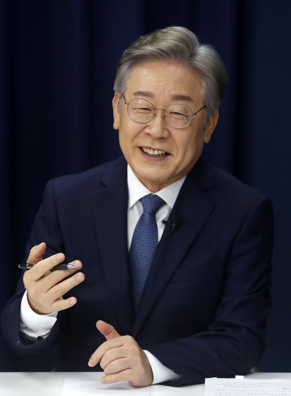 더불어민주당 대선 경선 후보인 이재명 경기도지사가 25일 오후 서울 광진구 구의동 한 스튜디오에서 열린 '초선이 묻고 대선후보가 답하다' 더불어민주당 대선후보 개별초청 비전 토크콘서트에 참석해 발언하고 있다. /사진=뉴시스