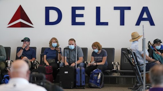 지난 7월 1일 미국 유타주 솔트레이크시티의 국제공항에서 승객들이 델타항공 로고 아래에서 대기하고 있다.AP뉴시스