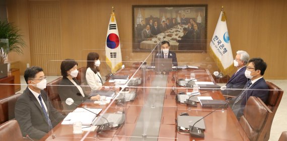 이주열 한국은행 총재가 26일 오전 서울 중구 한국은행에서 열린 금융통화위원회 본회의에서 회의를 주재하고 있다. 사진=한국은행