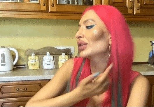 아나스타샤가 방송에서 자신의 성형 시술 부위를 설명하고 있다. (디스 모닝' 공식 유튜브 화면 갈무리)© 뉴스1