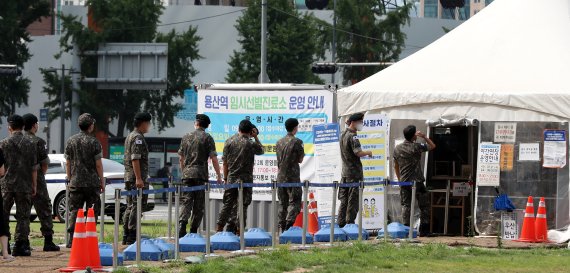 국방부 "군 내 예방접종률 94%…부대 내 방역지침 완화 검토"