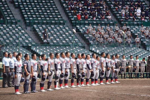 재일 한국계 교토국제고가 26일 일본 효고현 한신 타이거즈 고시엔 구장에서 열린 제103회 일본 전국 고교야구 선수권 하계 대회(일명 '여름 고시엔')에 첫 진출과 함께 돌풍을 일으키며 사상 처음으로 4강(준결승)에 올랐다. 이날 우승한 교토국제고 선수들이 경기 종료 후 그라운드에 도열해 전광판을 바라보며, 감격에 찬 표정으로 한국어 교가를 따라부르고 있다. 교토국제고 제공