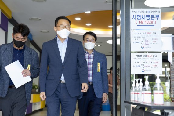 김우호 인사혁신처장이 서울 성동구 한양대에서 치러지고 있는 국가공무원 5급 공채(기술) 제2차 시험장을 방문, 시험 현황 등을 점검하고 있다. (인사혁신처 제공) 2021.7.23/뉴스1