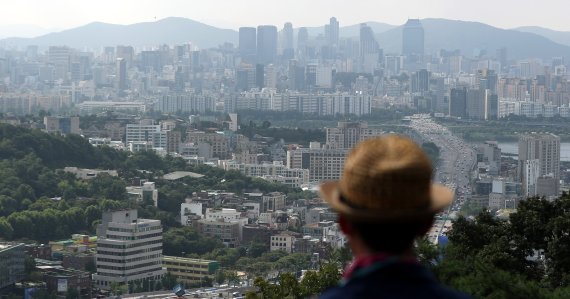 [서울=뉴시스] 추상철 기자 =39세 이하 증여 재산가액이 12조를 돌파했으며 아파트, 상가 건물만 4조원에 이르는 것으로 나타났다. 4일 오전 서울 용산구 남산에서 바라본 도심에는 아파트, 주택 등 건물들이 보이고 있다. 2021.08.03. scchoo@newsis.com