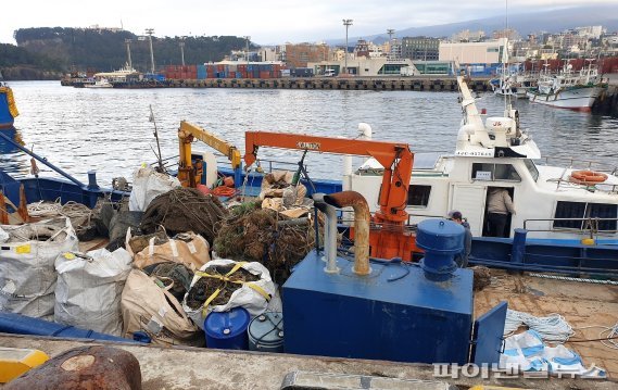 뭍으로 올라온 제주 서귀포시 해안 수중쓰레기 [서귀포시 제공] /사진=fnDB