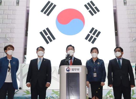 박범계 법무부장관이 26일 오후 인천국제공항 1터미널에서 아프가니스탄 특별입국자 관련 브리핑을 하고 있다. 2021.8.26/뉴스1 © News1 박정호 기자