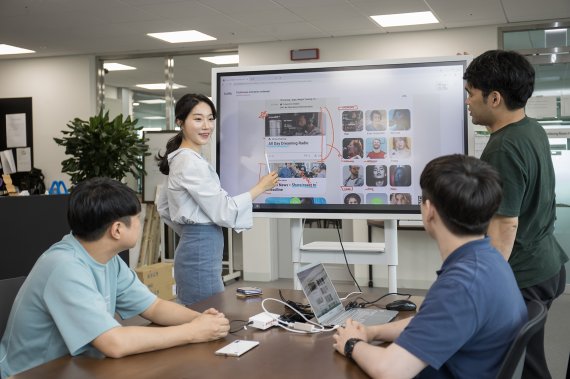 서울대학교 내 삼성전자·서울대 공동연구소 C랩 라운지에서 C랩 과제원들이 아이디어를 교류하고 있다.