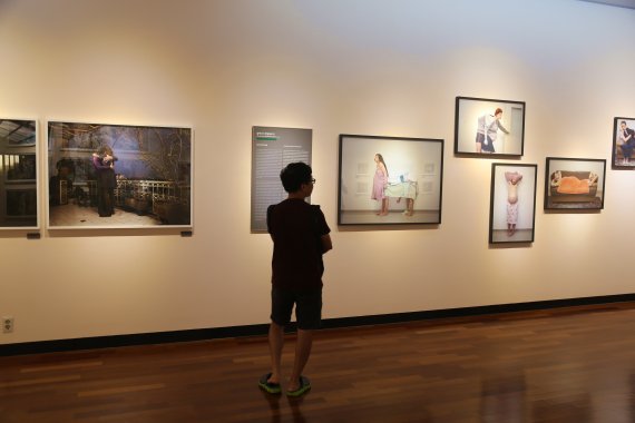 동강사진박물관에서 한 방문객이 작품을 감상하고 있다.