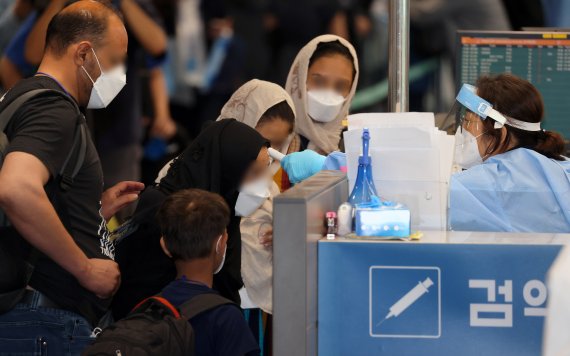 [인천공항=뉴시스] 사진공동취재단 = 아프가니스탄 현지 조력자와 가족들이 지난 26일 오후 한국으로 이송하는 ‘미라클 작전’을 통해 인천국제공항을 통해 입국해 발열검사를 하고 있다. 2021.08.26. photo@newsis.com