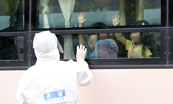 인천국제공항을 통해 입국한 아프간 인사 및 가족들이 27일 오전 임시 숙소로 지정된 경기도의 한 호텔에서 유전자증폭(PCR) 음성 판정을 받고 진천 공무원연수원으로 출발하고 있다. /사진=뉴스1