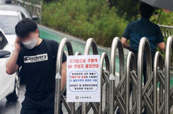 [서울=뉴시스] 배훈식 기자 = 제2차 경찰공무원 필기시험이 치러진 지난 21일 오후 서울 은평구 숭실고등학교에서 시험을 마친 응시생이 고사장을 빠져나가고 있다. 2021.08.21. dahora83@newsis.com