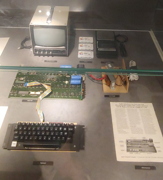애플의 첫 컴퓨터. 당시 200여대가 생산돼 판매됐다. 넥슨컴퓨터박물관에 전시된 것은 아직도 작동이 가능한 것으로 전세계 6대 중 하나다. 사진=김만기 기자