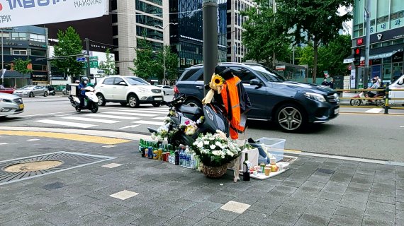 민주노총 서비스연맹 서비스일반노동조합이 서울 강남구 선릉역 앞에서 사망한 라이더의 추모행동을 진행하고 있다. /사진=뉴스1