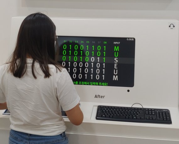 초기 개인용 컴퓨터 '알테어 8800'에는 키보드가 없어 글자와 숫자를 모두 스위치로 입력한다. 0과 1을 스위치를 켜고 끄는 방법으로 직접 입력해 볼 수 있다. 사진=김만기 기자