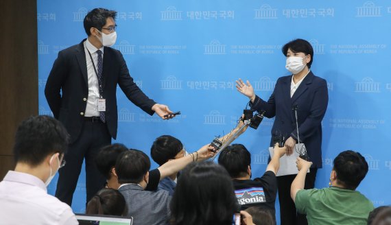 부친의 부동산 투기 의혹에 대한 도의적 책임을 지기 위해 대선 경선을 포기하고 국회의원직을 사퇴한 윤희숙 국민의힘 의원이 27일 서울 여의도 국회 소통관에서 기자회견을 열고 '저는 지금 저 자신을 공수처에 수사 의뢰한다'면서 '공수처가 못하겠다면 합수본에 다시 의뢰 하겠다'고 밝힌 후 취재진의 질문에 답변하고 있다. 윤 의원은 부동산 매매시점인 2016년 자신의 입출금 통장 거래내역과 부친의 토지계약서를 공개하고, 수사기관의 자택 압수수색도 자청할 만큼 현재의 위기를 정면 돌파하겠다는 강한 의지를 드러냈다. 공동취재사진, 뉴시스.