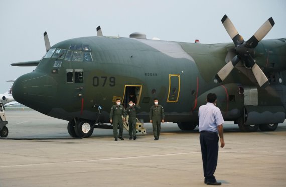 아프가니스탄 카불에서 대피 희망자들을 구출하기 위해 파견된 일본 항공자위대의 C-130 수송기가 지난 25일(현지시간) 아프간 인접국가인 파키스탄 이슬라마바드 국제공항에서 대기 중인 모습. AP뉴시스
