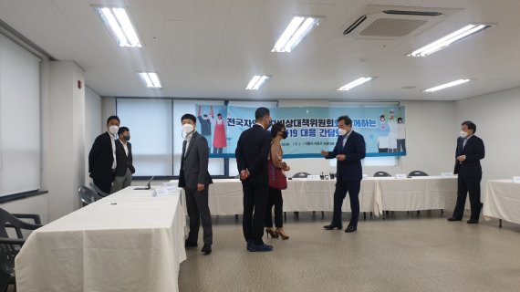 이낙연 더불어민주당 대선 경선 후보가 지난 25일 오전 서울 서초구에서 열린 전국자영업자비상대책위원회와의 간담회에서, 참석자들보다 10분 가량 일찍 도착해 소상공인과 대화를 나누고 있다. 사진=송주용 기자