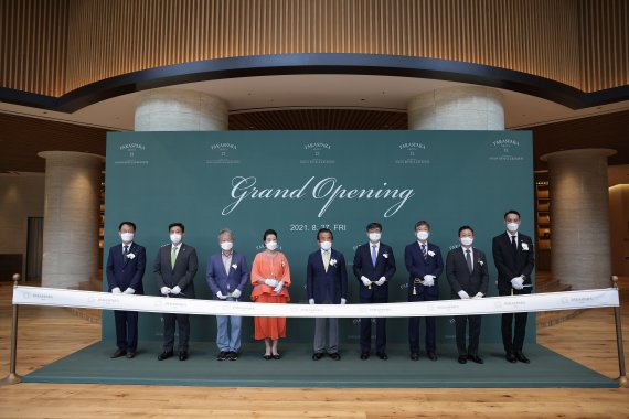 [서울=뉴시스]27일 '파라스파라 서울' 개관식에서 테이프 커팅을 하고 있는 김천관 파라스파라 본부장, 박상천 파라스파라 대표, 엄홍길 휴먼재단 상임이사, 한복순 여사, 박정오 삼정기업 회장, 한채양 조선호텔앤리조트 대표, 정병창 삼정기업 사장, 이용진 조선호텔앤리조트 개발담당, 양봉철 파라스파라 총지배인(왼쪽부터)