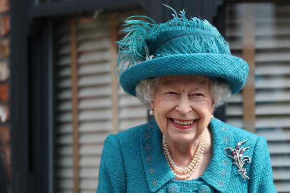 엘리자베스 2세 영국 여왕이 7월 8일(현지시간) 영국 장수 TV드라마 '코로네이션 스트리트' 촬영세트가 있는 잉글랜드 맨체스터를 방문해 웃고 있다. AP뉴시스
