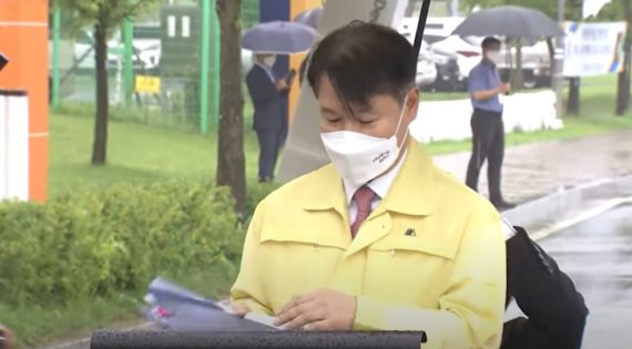 '무릎꿇고 우산' 의전...홍준표 "文정권 5년 상징적 장면"