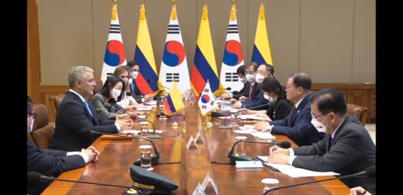 문재인 대통령이 2021년 8월 25일 청와대에서 이반 두케 마르케스 콜롬비아 대통령과 정상회담을 하는 모습. KTV 영상 갈무리. © 뉴스1