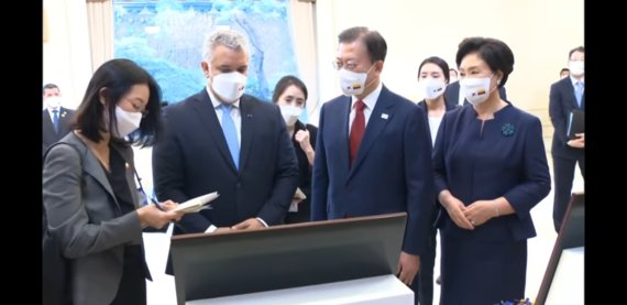 문재인 대통령과 김정숙 여사가 이반 두케 콜롬비아 대통령의 발언을 통역으로 전해듣는 모습. (왼쪽부터) 김영주 국제회의통역사, 이홍주 행정안전부 사무관, 이은진 외교부 외무행정관. 청와대 유튜브 영상 갈무리. © 뉴스1