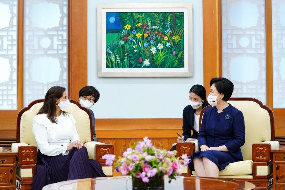 문재인 대통령의 부인 김정숙 여사가 청와대에서 국빈 방한한 이반 두케 마르케스 콜롬비아 대통령의 부인 마리아 훌리아나 루이스 산도발 여사와 환담을 나누고 있다. 각 여사의 통역을 담당한 (왼쪽부터) 김상희 국제회의통역사와 이은진 외교부 외무행정관. 2021.8.25/뉴스1 © News1 유승관 기자