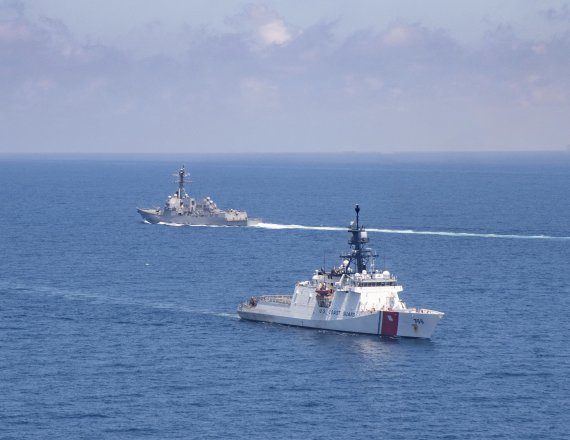 지난 8월 27일 대만 해협에서 미국 해안경비대 레전드급 먼로함(WMSL-755·오른쪽)이 미 해군 알레이버크급 구축함 키드함(DDG-100)과 마주쳐 지나가고 있다.AP뉴시스