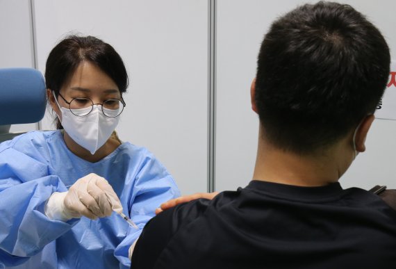 "화이자 접종 후 예비신랑이 급성백혈병" 당국 검토