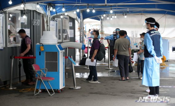 국내 코로나 신규 확진자수 1619명.. 주말 검사수 감소 영향