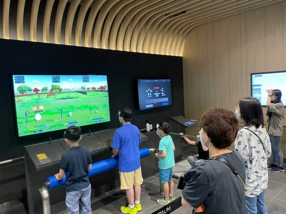 대전신세계 아트 앤 사이언스 '신세계 네스페리움'에서 아이들이 과학 체험을 하는 모습