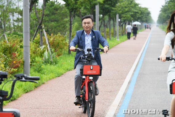 정하영 김포시장 9월부터 김포한강신도시에 도입되는 공유 전기자전거 시승; 사진제공=김포시