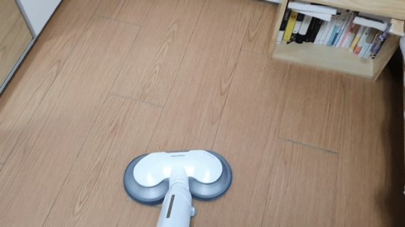 삼성 '비스포크 슬림'에 물걸레 브러시를 장착해 청소하는 모습. 헤드가 안정적이면서도 부드럽게 움직인다. © News1 정상훈 기자