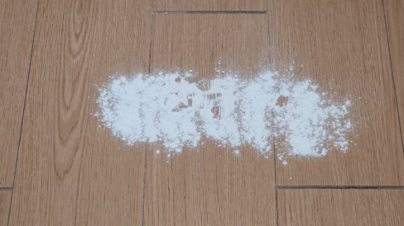 청소기 리뷰의 '클리셰'라고 할 수 있는 밀가루 흡입 모습. 다만, 실생활에서는 필터가 막히거나 누군가에게 잔소리를 들을 우려가 있다. © News1 정상훈 기자