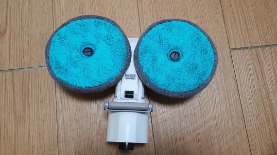 삼성 '비스포크 슬림'에 물걸레 브러시를 장착한 모습. © News1 정상훈 기자