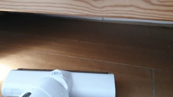 삼성 '비스포크 슬림'로 먼지가 쌓이기 쉬운 침대 아랫부분을 청소해봤다. 청소기를 민 뒤 손걸레로 닦아봐도 먼지가 거의 묻어나오지 않았다. © News1 정상훈 기자