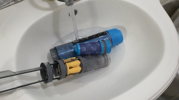 삼성 '비스포크 슬림'의 먼지통은 그냥 물로 씻으면 된다. © News1 정상훈 기자