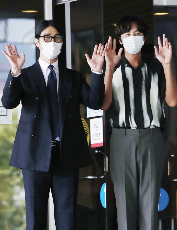 ‘싱크홀’ 주연 배우 차승원, 이광수(오른쪽)가 6일 오전 서울 영등포구 여의도 KBS에서 진행된 KBS 1TV '아침마당'을 마치고 방송국을 나서며 인사를 하고 있다. 2021.8.6/뉴스1 © News1 권현진 기자