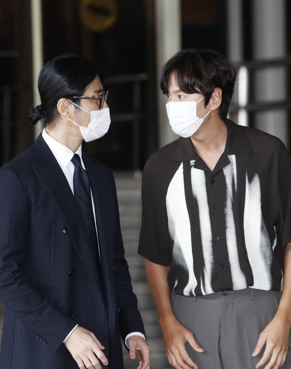 ‘싱크홀’ 주연 배우 차승원, 이광수(오른쪽)가 6일 오전 서울 영등포구 여의도 KBS에서 진행된 KBS 1TV '아침마당'을 마치고 방송국을 나서며 대화를 나누고 있다. 2021.8.6/뉴스1 © News1 권현진 기자