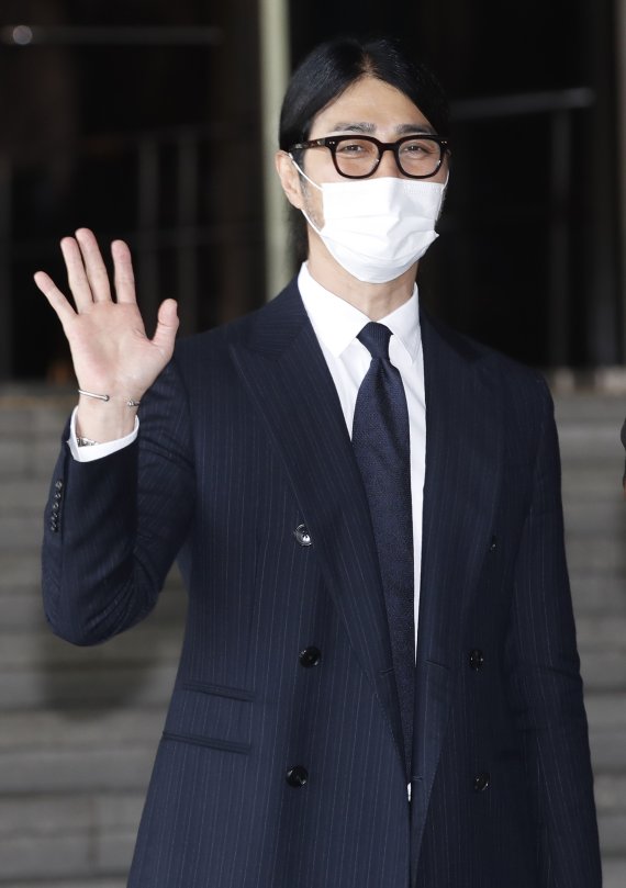 ‘싱크홀’ 주연 배우 차승원이 6일 오전 서울 영등포구 여의도 KBS에서 진행된 KBS 1TV '아침마당'을 마치고 방송국을 나서며 팬들에게 다정한 손인사를 하고 있다. 2021.8.6/뉴스1 © News1 권현진 기자