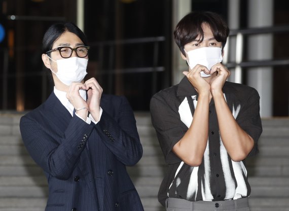 ‘싱크홀’ 주연 배우 차승원, 이광수(오른쪽)가 6일 오전 서울 영등포구 여의도 KBS에서 진행된 KBS 1TV '아침마당'을 마치고 방송국을 나서며 팬들에게 심쿵 하트를 보내고 있다. 2021.8.6/뉴스1 © News1 권현진 기자