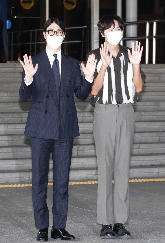 ‘싱크홀’ 주연 배우 차승원, 이광수(오른쪽)가 6일 오전 서울 영등포구 여의도 KBS에서 진행된 KBS 1TV '아침마당'을 마치고 방송국을 나서며 멋진 손인사를 하고 있다. 2021.8.6/뉴스1 © News1 권현진 기자