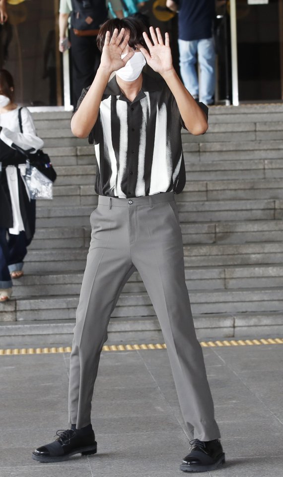 ‘싱크홀’ 주연 배우 이광수가 6일 오전 서울 영등포구 여의도 KBS에서 진행된 KBS 1TV '아침마당'을 마치고 방송국을 나서며 인사를 하고 있다. 2021.8.6/뉴스1 © News1 권현진 기자