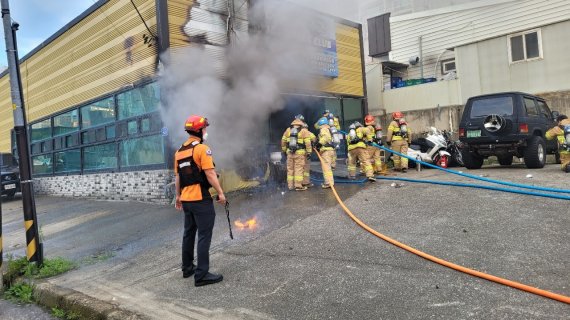 30일 오전 6시 13분께 울산시 동구 일산해수욕장 인근의 한 수상장비 대여점에서 불이 나 출동한 소방관들이 화재를 진화작업을 하고 있다. /사진=울산시소방본부 제공