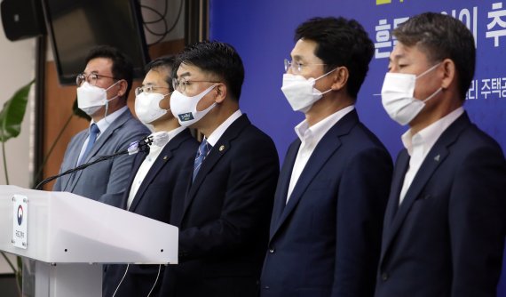 윤성원 국토교통부 1차관 30일 정부세종청사 국토교통부 기자실에서 대도시권 주택공급 확대를 위한 제3차 신규 공공택지 추진계획을 발표하고 있다. 국토부는 경기도 의왕·군포·안산 4만 1000호, 화성·진안 3만 9000호 등 수도권 지역 7곳에 12만호를 공급하고 지방권에는 대전 죽동 및 세종 조치원, 세종 연기 지역에 2만호를 공급한다고 설명했다. 왼쪽부터 정해교 대전시 도시주택국장, 이용철 경기도 행정부지사, 윤성원 1차관, 조택상 인천시 균형발전정무부시장, 류임철 세종시 행정부시장. 2021.8.30/뉴스1 © News1 장수